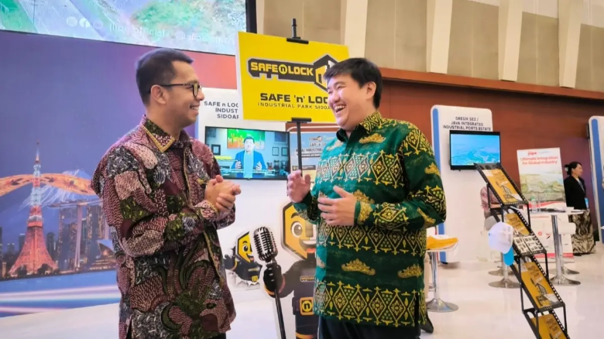 Arvian Tristianto (kiri) bersama Adi Saputra Tedjasurya menjelaskan kerjasama BRI Branch Office Sidoarjo dengan KI Safe n Lock dilakukan untuk memperkuat layanan perbankan khususnya para pelaku usaha di kawasan industri. (M. Afiq Firdaus/Radar Surabaya)
