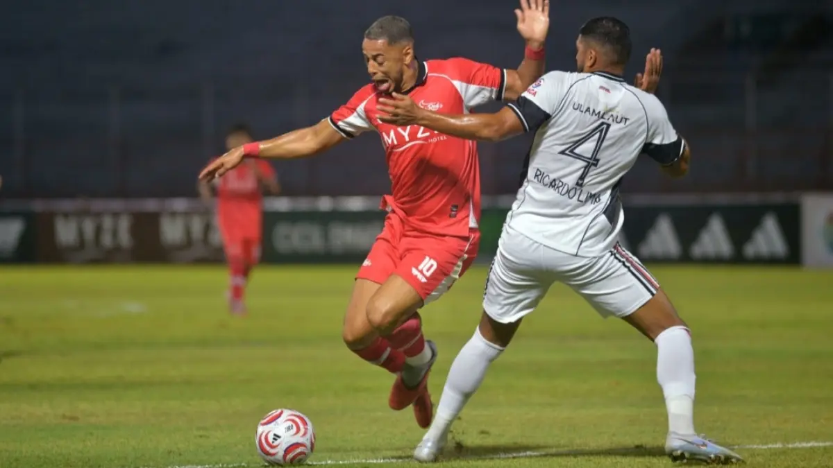 de Red FC kalah dari Persipura yang bermain dengan 10 pemain. (Andy Satria)