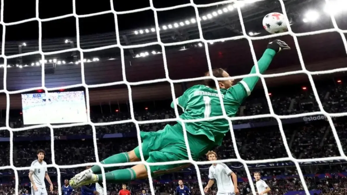 Penjaga gawang Italia, Gianluigi Donnarumma beberapa kali melakukan penyelamatan gemilang. (UEFA)