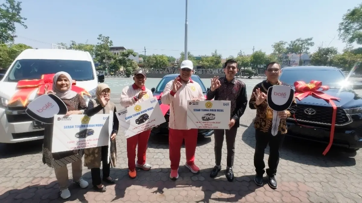 Penyerahan hibah kendaraan untuk UPN Veteran Jawa Timur dari BTN. (Humas)