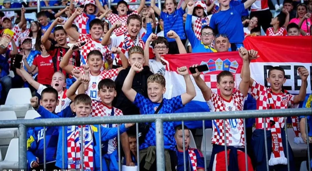 Kroasia memadati stadion mungil ini dengan ribuan anak sekolah untuk menyiasati fakta bahwa pertandingan ini seharusnya digelar tanpa penonton.(dailymail)