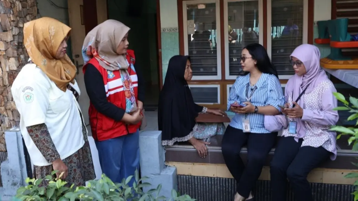 Verifikasi dan pemutakhiran data di Surabaya dilakukan Dinsos agar bantuan sosial benar-benar tepat sasaran. (Rahmat Sudrajat)