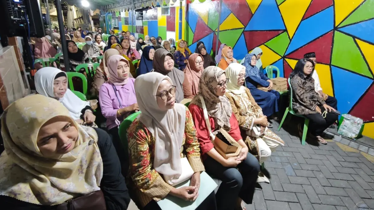 CURHAT: Warga protes dan mengadu ke Wakil Ketua Komisi B DPRD Machmud.