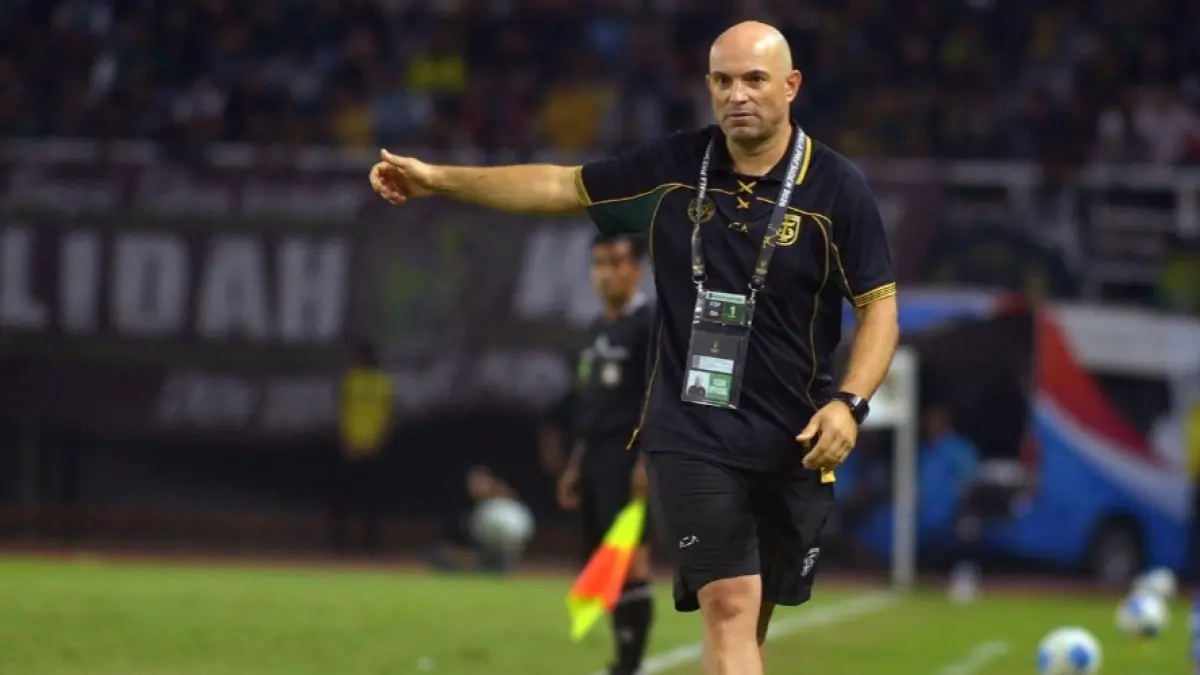 Bernardo Tavares siap beri yang terbaik untuk Persebaya di League Cup 2026/2027.(Andy Satria/Radar Surabaya)