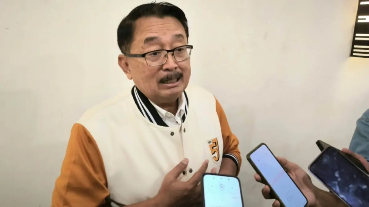 Link and Match: Antonius Widodo Mulyono menjelaskan mahasiswa perlu dibekali tidak hanya dengan kemampuan akademis, tetapi juga pengalaman praktis, integritas, sikap profesional, dan keterampilan komunikasi untuk memperkuat link and match dunia pendidikan dan industri.  (M. Afiq Firdaus/Radar Surabaya)