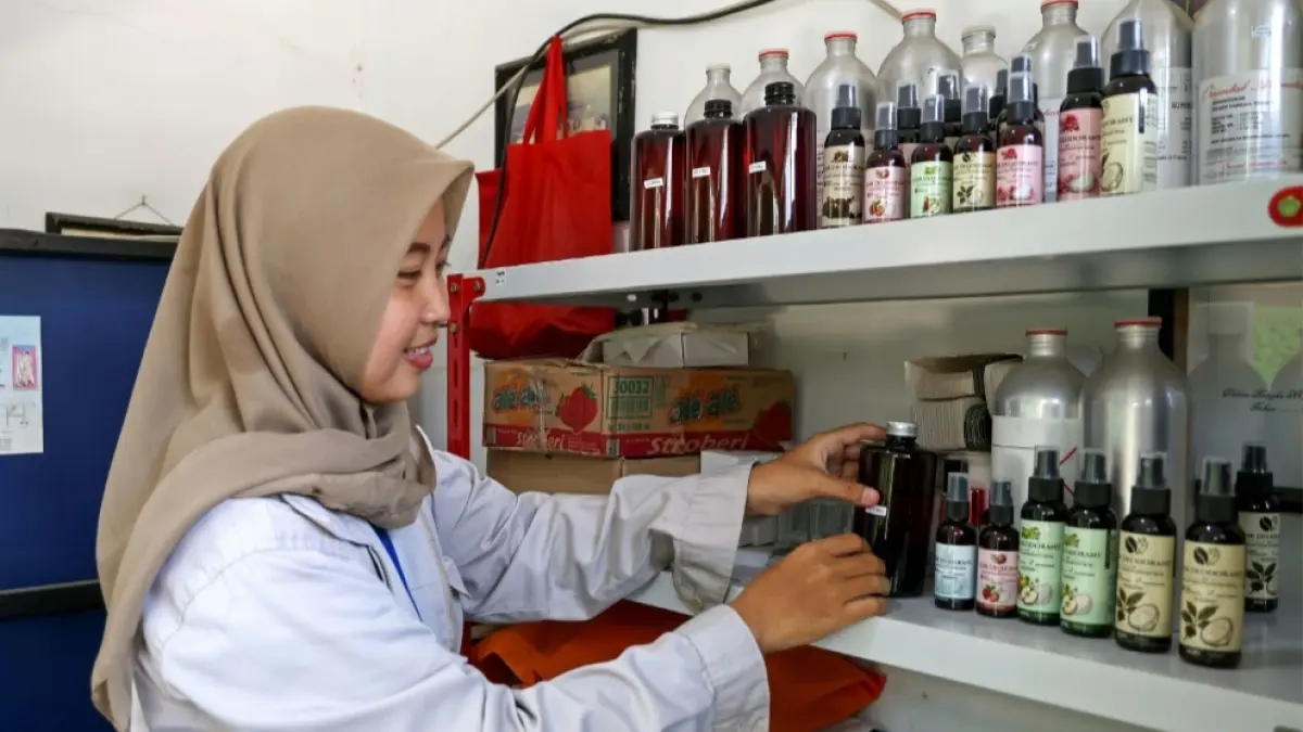 BISNIS: Karang Taruna Kedungdoro manfaatkan Balai RT untuk bisnis parfum dan deodoran. (Rahmat Sudrajat/Radar Surabaya)