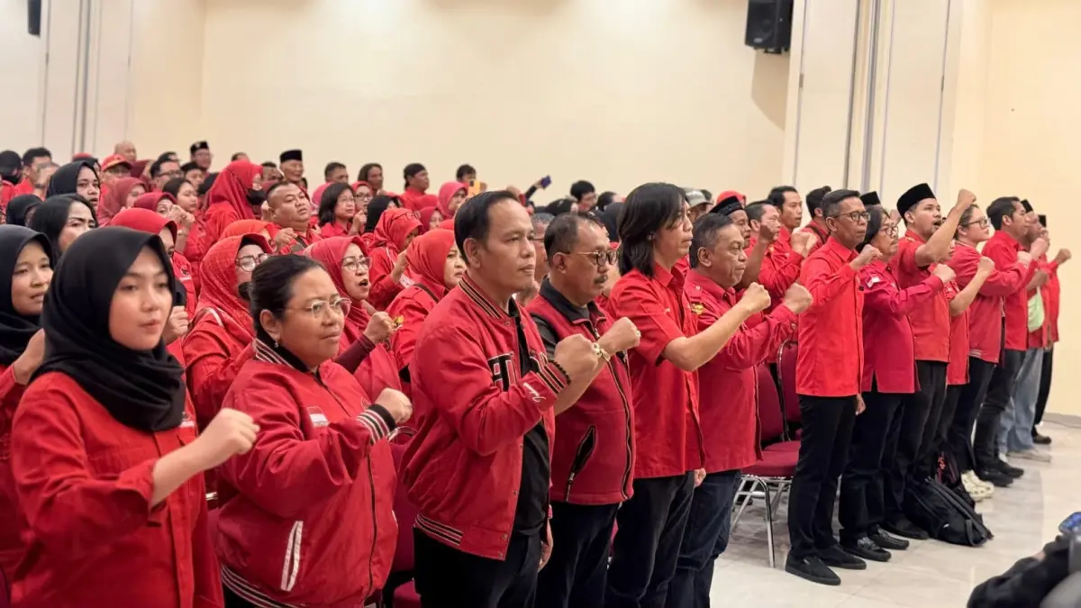 Ketua DPC PDIP Surabaya Armudji bersama kader PDIP di Surabaya. (IST)