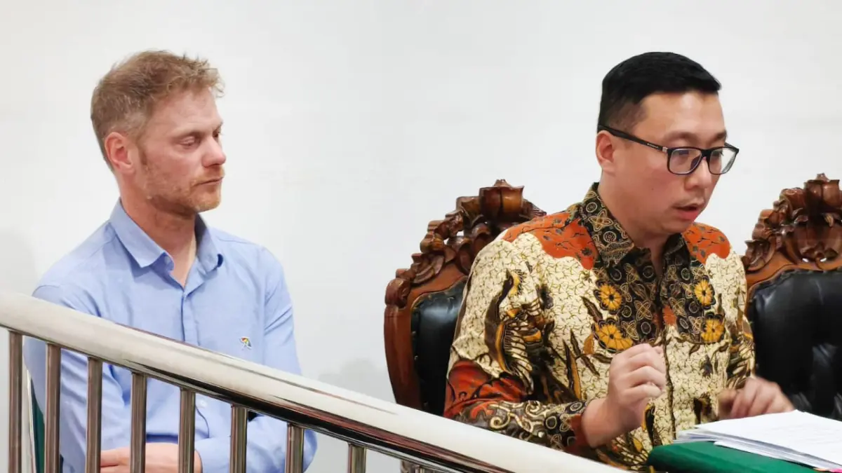 PENGAJUAN: WNA Inggris, Robert Walter saat sidang pengakuan status sebagai ayah kandung di PN Surabaya. (IST/RADAR SURABAYA)