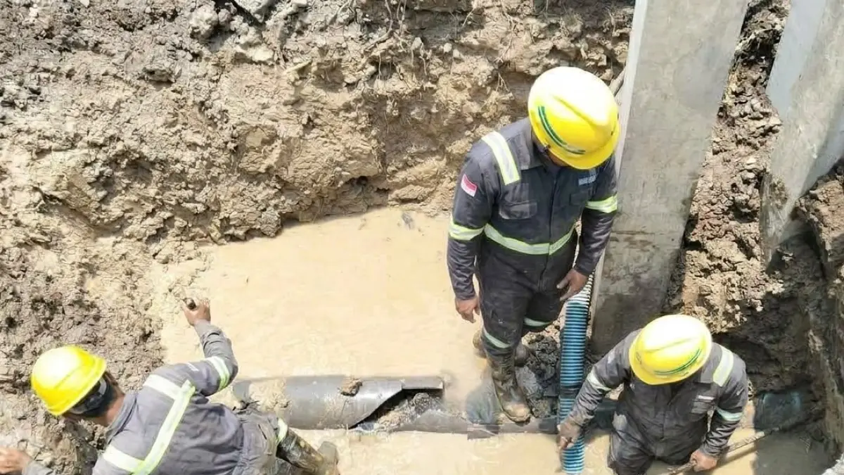 Pipa PDAM Surya Sembada bocor di kawasan Gunungsari Surabaya. (IST)
