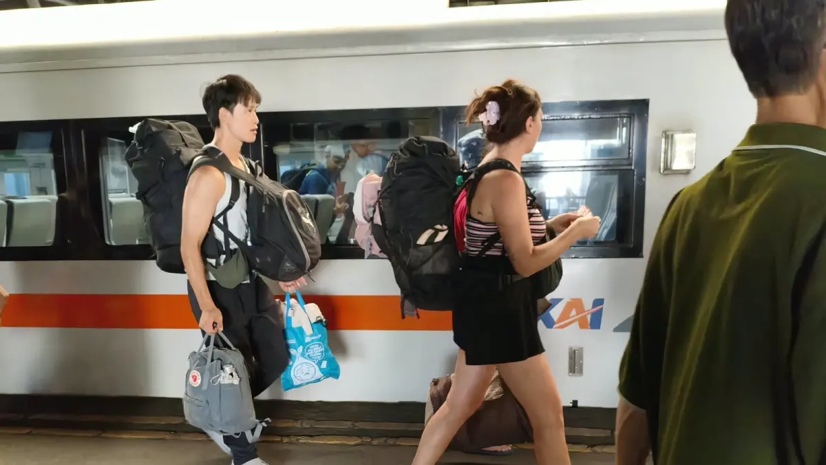 Wisatawan mancanegara hendak menaiki kereta api di Stasiun Surabaya Gubeng.(Rahmat Sudrajat)