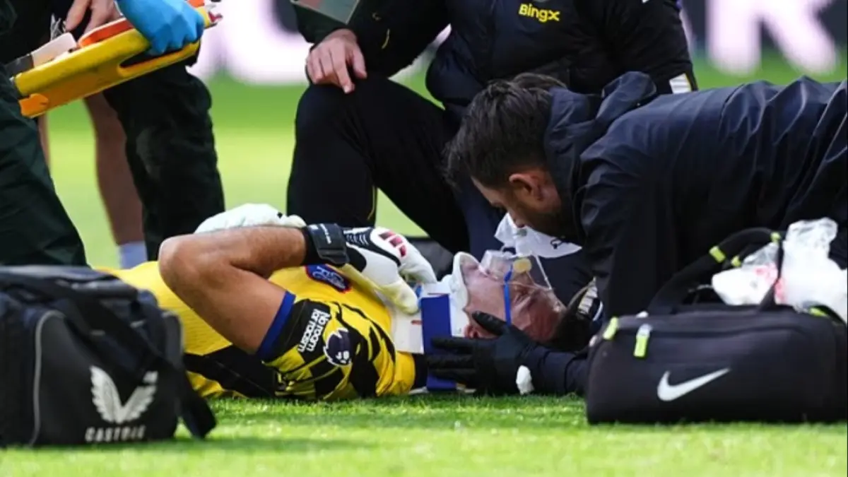 Emiliano Martinez mengalami cedera kepala usai berbenturan dengan pemain Everton. (Dailymail)