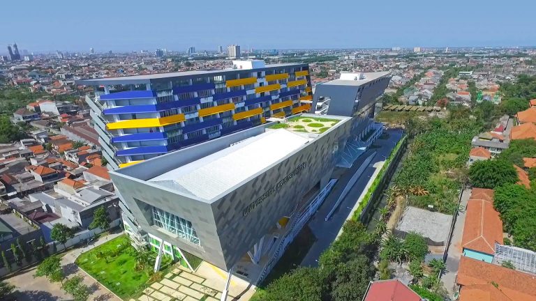 MEGAH: Kampus UK Petra di kawasan Siwalankerto, Surabaya. (IST)