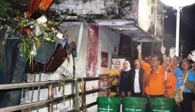 Ada Ular Piton saat Khofifah dan Cak Nur Tinjau Normalisasi Buntung