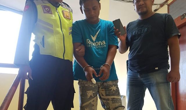 APES! Pencuri HP Ini Dihajar Massa Lantas Didor Polisi