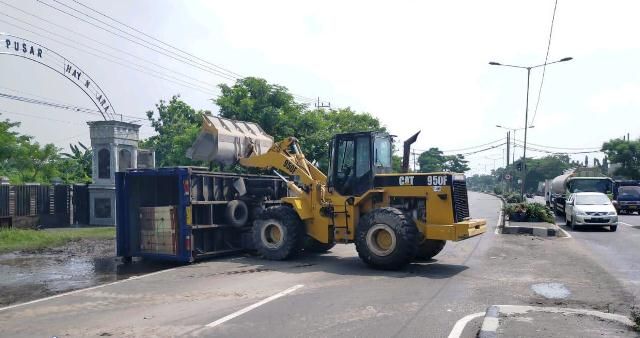 Putar Balik, Truk Bermuatan Plastik Terguling di Bypass Krian