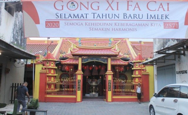 Rayakan Imlek, Umat Tionghoa Gresik Berdoa di Klenteng Tertua di Jatim