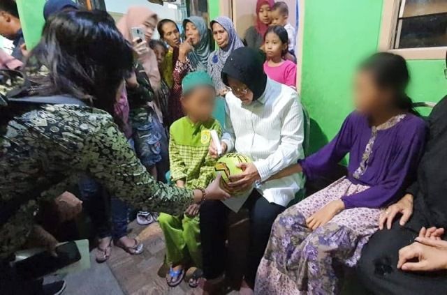 Sambangi Anak Korban Pembunuhan di Petemon, Risma Beri Motivasi