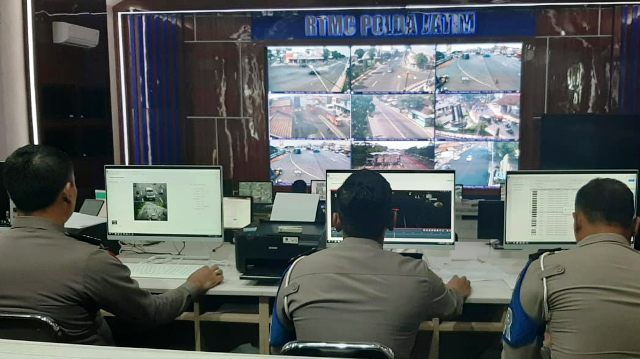 CANGGIH: Petugas memantau layar monitor sistem tilang elektronik di Surabaya. (DOK)