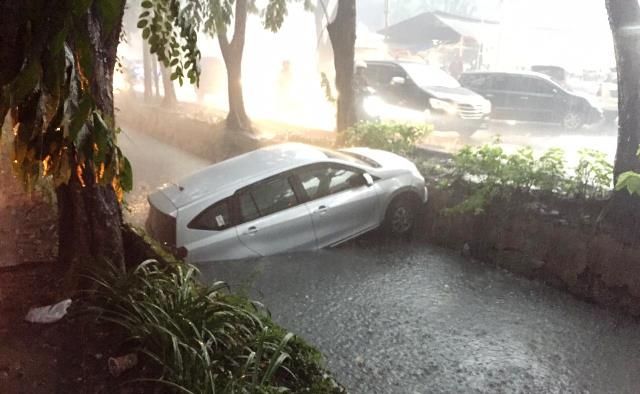 Lupa Pasang Handrem, Mobil Terperosok ke Sungai