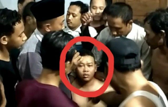 Pelaku Penculikan Anak di Cerme Dihajar Massa, Mobilnya Dihancurkan