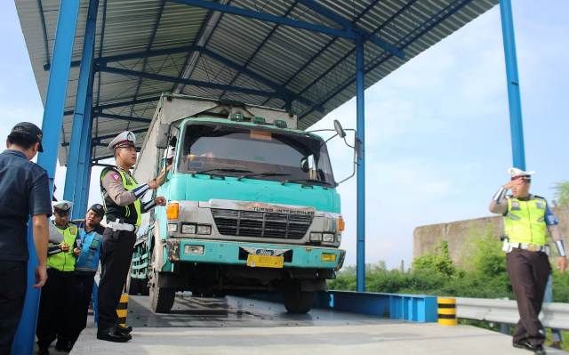 Satuan PJR Razia Kendaraan ODOL di Jembatan Timbang Tol Sidoarjo