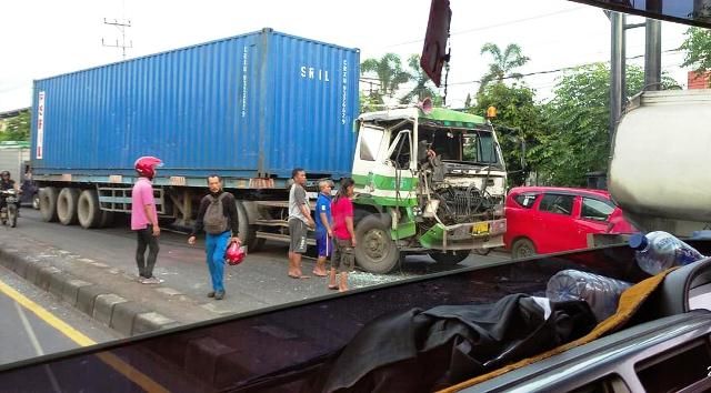 Sopir Kaget, Truk Trailer Hantam Truk Tronton