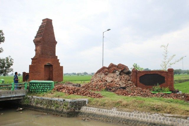 Usai Hujan Deras, Gapura Desa Kedung Kembar Roboh