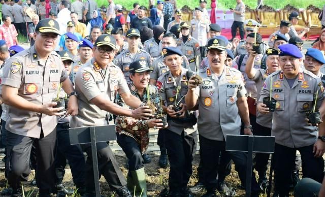 Baharkam Polri Tanam  60 Ribu Rumput Vetiver di Porong