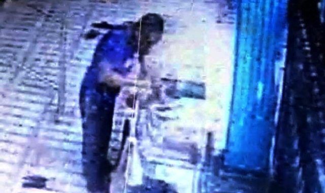 Bandit Jalanan Gondol Uang Penjual Gorengan yang Sedang Salat