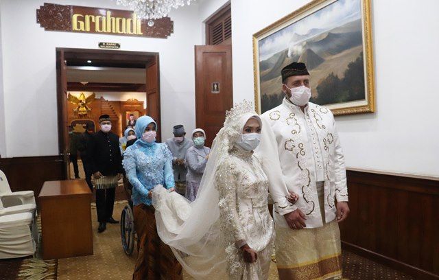 Batal Resepsi, Dua Pengantin Diundang Gubernur Syukuran di Grahadi