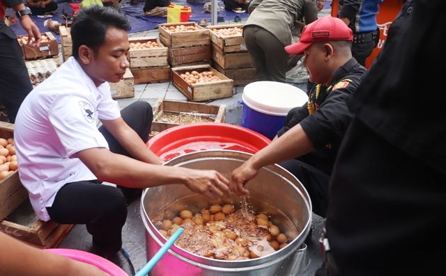 Dirikan Posko dan Dapur Umum, Sajikan Wedang Pokak dan Telur Rebus