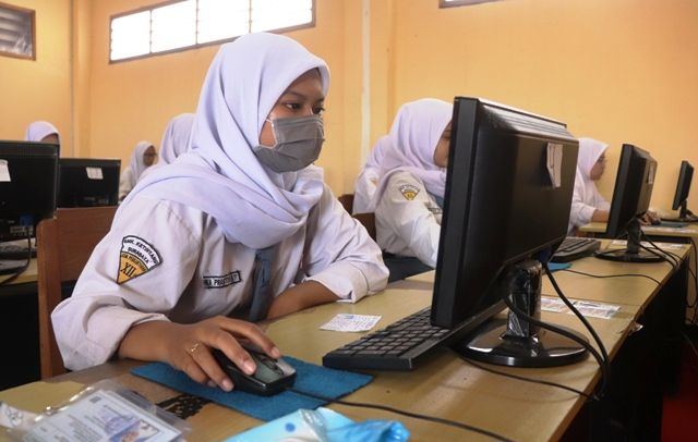 Kerjakan UNBK, Siswa Pakai Masker dan Cuci Tangan