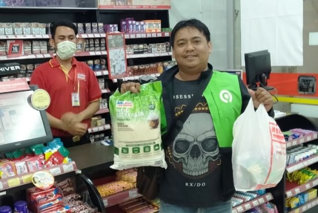 Alfamart Salurkan Bantuan Konsumen Sembako ke 30.000 Ojek Online