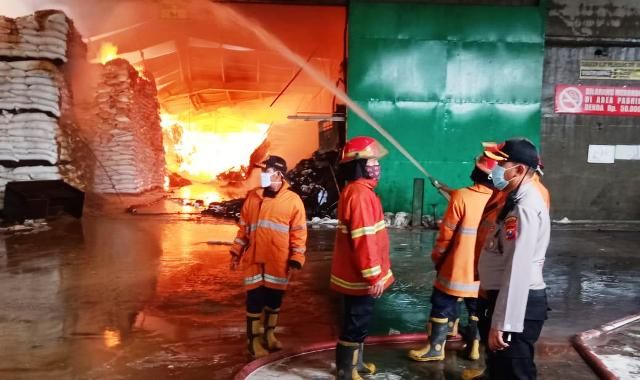 Gudang Bahan Baku Pakan Ternak PT Central Protein Prima Terbakar