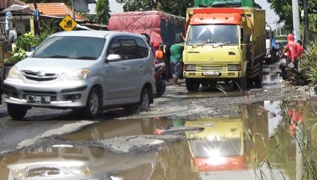 Kondisi Rusak Parah, Jalan Cerme-Legundi Dikeluhkan Masyarakat