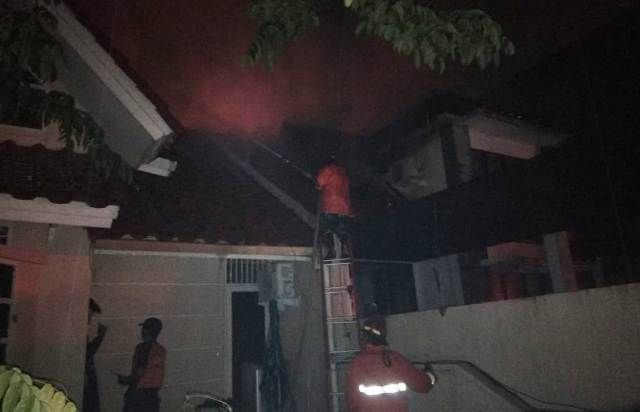 Korsleting Listrik, Rumah Mewah  di Surabaya Barat Terbakar