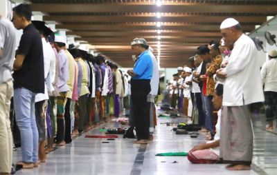 KHUSYUK: Suasana salat tarawih di Masjid Sunan Ampel Surabaya tahun 2021 lalu. (DOK)