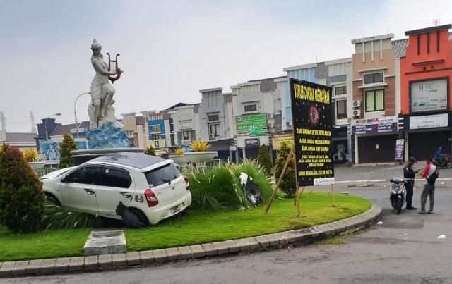 Mobil Etios Naik ke Taman Bundaran Deltasari, karena Sopir Mengantuk