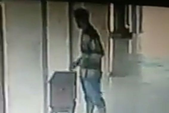 Aksi Pencurian Kotak Amal di Masjid Desa Tebel Gedangan Terekam CCTV