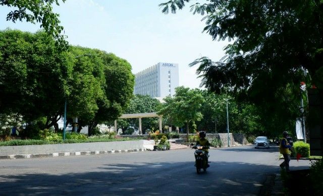 Asyik Main HP di Jalan, Dua Bocah Dikerjai Penjahat