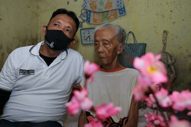 Berkat Bantuan Makan Gratis Cak Machfud, Nenek Kalimah Bisa Sahur