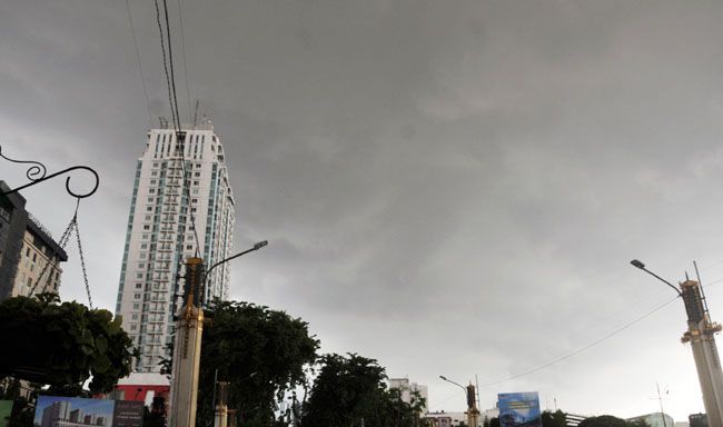 Gelombang Udara Rossby Bawa Hujan ke Surabaya Saat Musim Kemarau