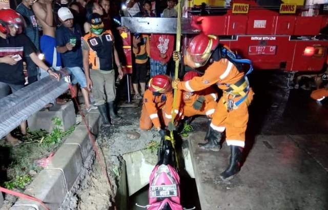 Kurang Hati-hati, Wanita Hamil Tercebur Selokan Bareng Motornya