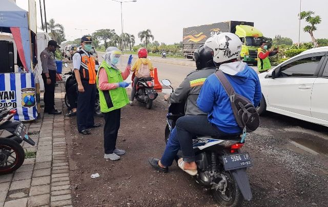 Langgar PSBB, Puluhan Sepeda Motor Diusir Putar Balik ke Lamongan