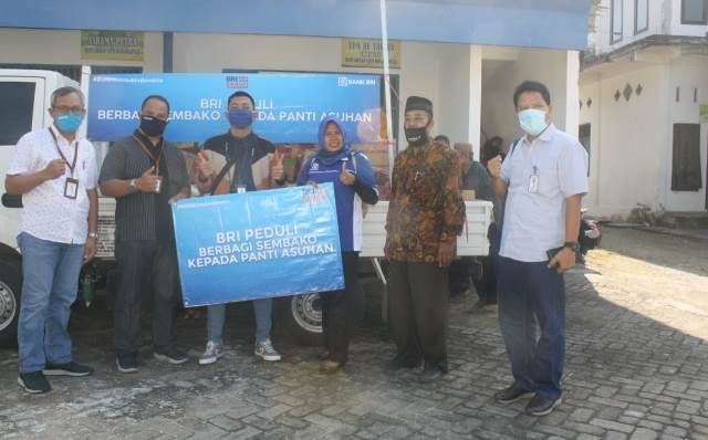 Pembagian Sembako kepada Masyarakat melalui Agen Brilink