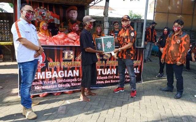 Pemuda Pancasila Gresik dan Komunitas Motor Bagi 1.000 Paket Sembako