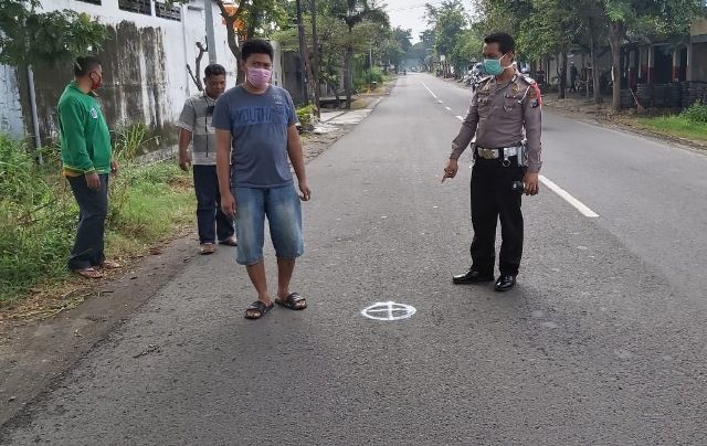 Senggol Truk, Perut Pemotor Terluka Parah