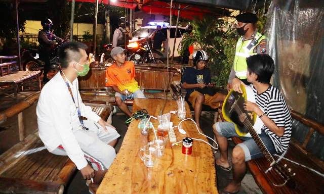 Abaikan Social Distancing Malah Asyik Pesta Miras, Tujuh Pemuda Dicidu