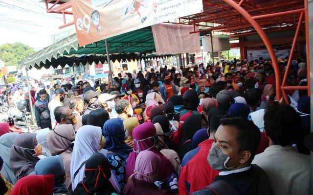 Antre Bansos Tunai, Warga Abaikan Physical Distancing