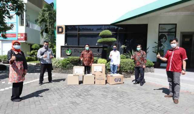 Beri Bantuan APD ke Puskesmas dan Kelurahan di Surabaya